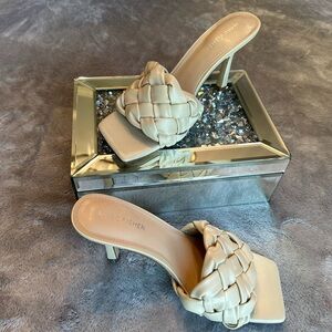 Description-Cream woven square toe heel
Brand-Marc Jacobs
Size-Women’s